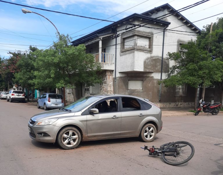 Un auto y una bicicleta protagonizaron un accidente