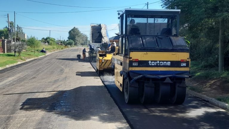 Comenzó la etapa final de asfaltado en calle 428 y piden circular con precaución