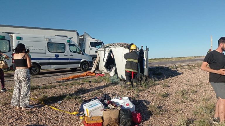 La Ruta Provincial 20 fue protagonista ayer de un nuevo accidente: Una camioneta volcó tras rozar con un camión