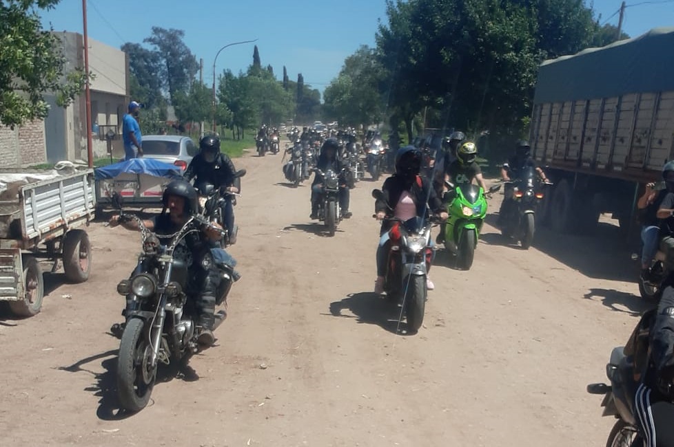 ¡EMOTIVA CARAVANA DE MOTEROS DE TODO EL PAÍS EN METILEO!: Fuerte apoyo a “Manolo” López, un querido vecino que lucha contra la leucemia