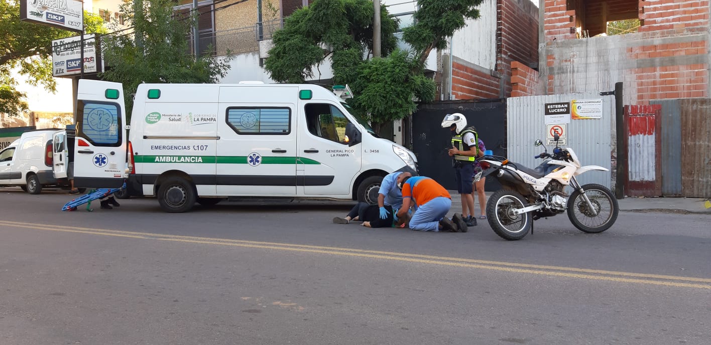 Una mujer que iba de acompañante, se “asustó” ante la presencia de un ciclista y cayó de la moto