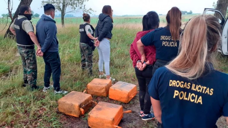 Una avioneta arrojó en paracaídas 130 kilos de cocaína a un campo de Pergamino: cuatro detenidos