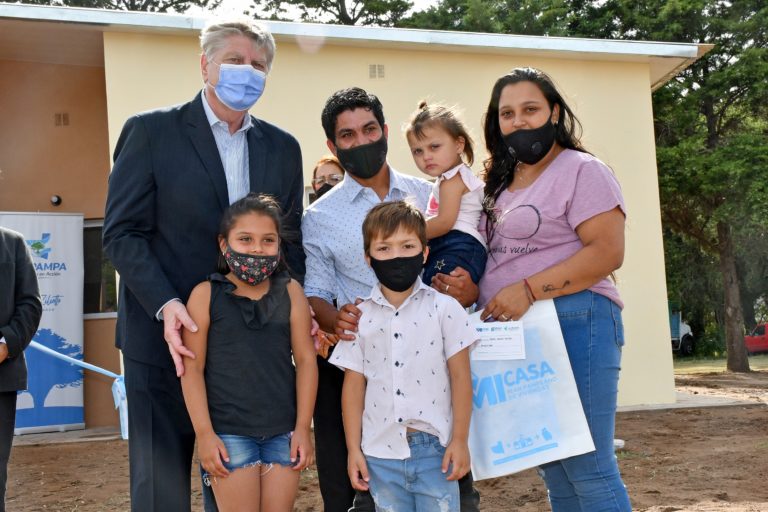 Ziliotto participó de la entrega de diez viviendas en Miguel Riglos