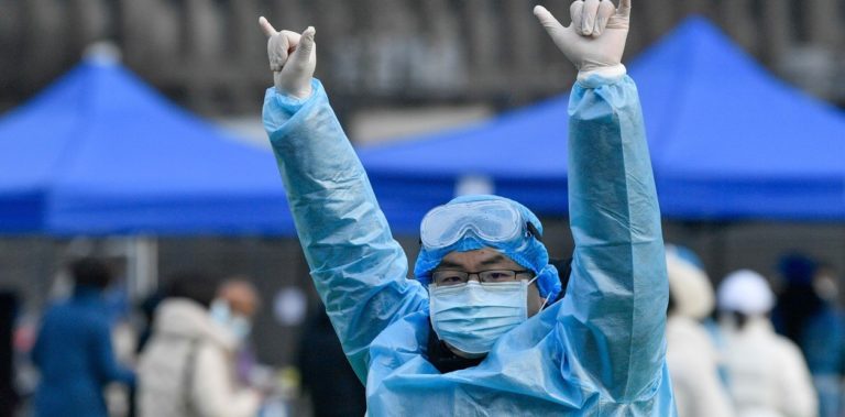A dos años del primer muerto por Coronavirus, China controla la pandemia con mano dura