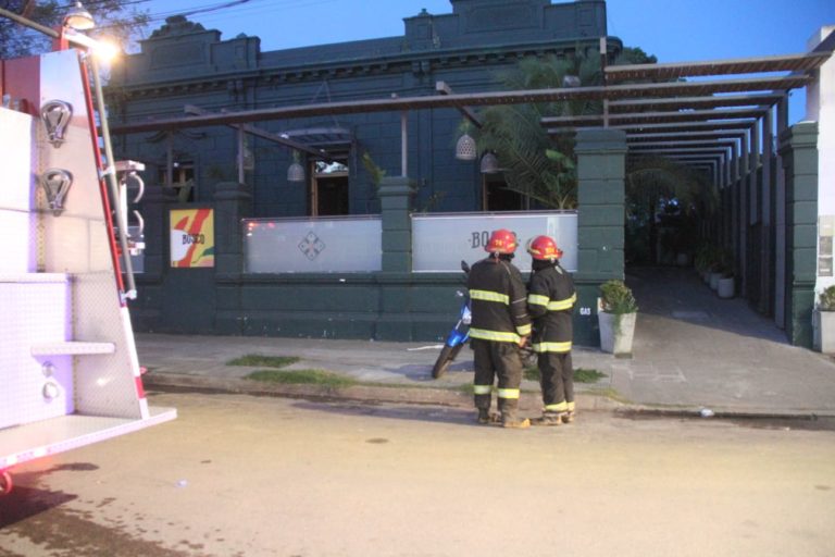 Una dotación de bomberos acudió a un principio de incendio en un restaurant