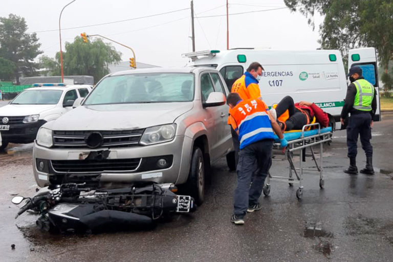 Dos personas hospitalizadas tras chocar una moto y una camioneta