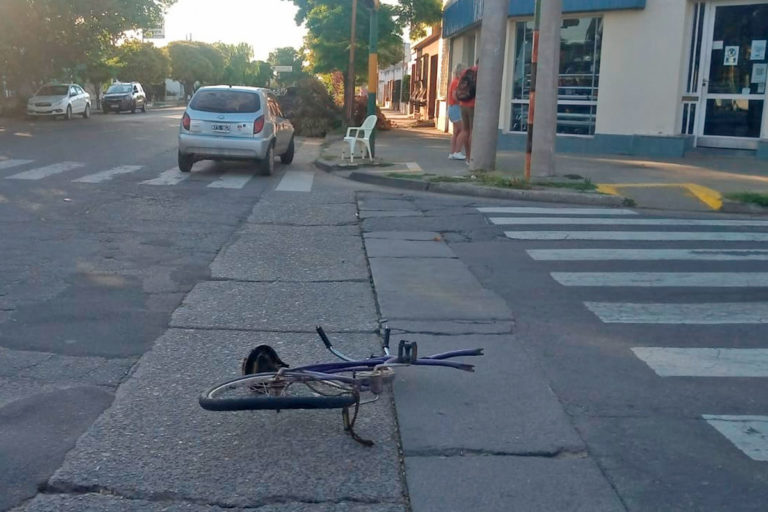 Un ciclista debió ser trasladado al hospital tras chocar contra un automóvil en calle 2