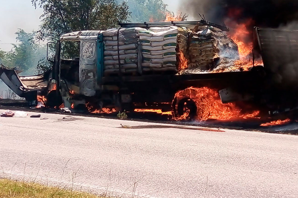 Un camión salió de General Pico con alimento balanceado y a los pocos kilómetros se prendió fuego