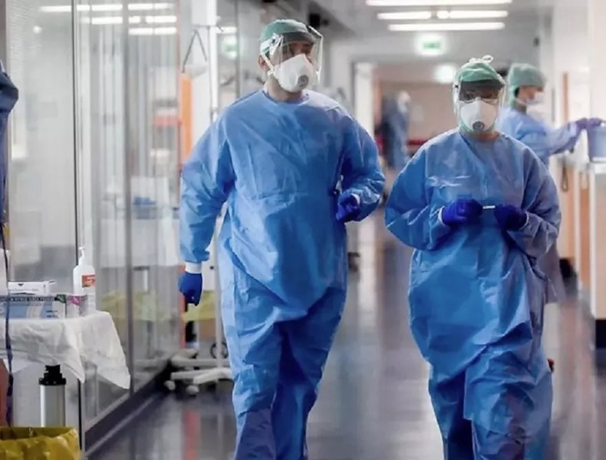 España analiza tratar al Covid-19 como una gripe común