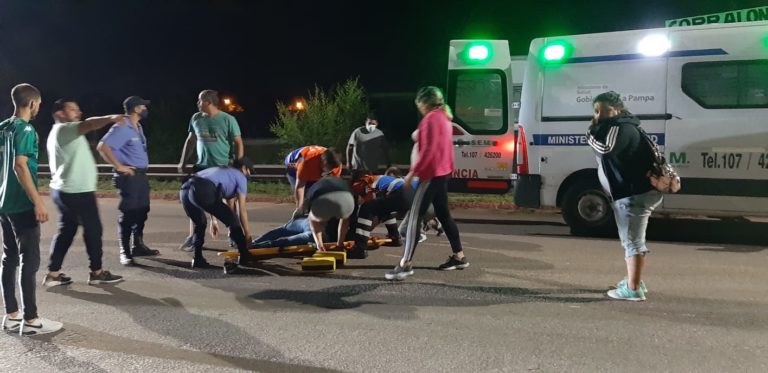 Perdió el control de la moto, cayó sobre el asfalto y fue trasladado al Hospital