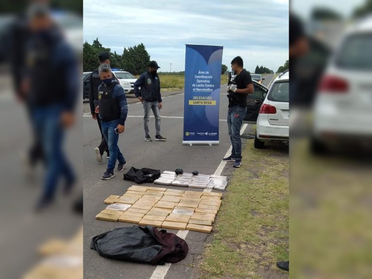 En un fuerte operativo policial realizado en el puesto caminero de Trebolares secuestran 70 kilos de Marihuana, cocaína y detienen a personas oriundas de Buenos Aires
