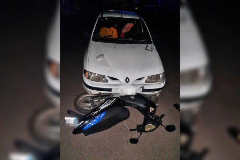 Tres mujeres fueron hospitalizadas en la madrugada tras colisionar un auto y una moto