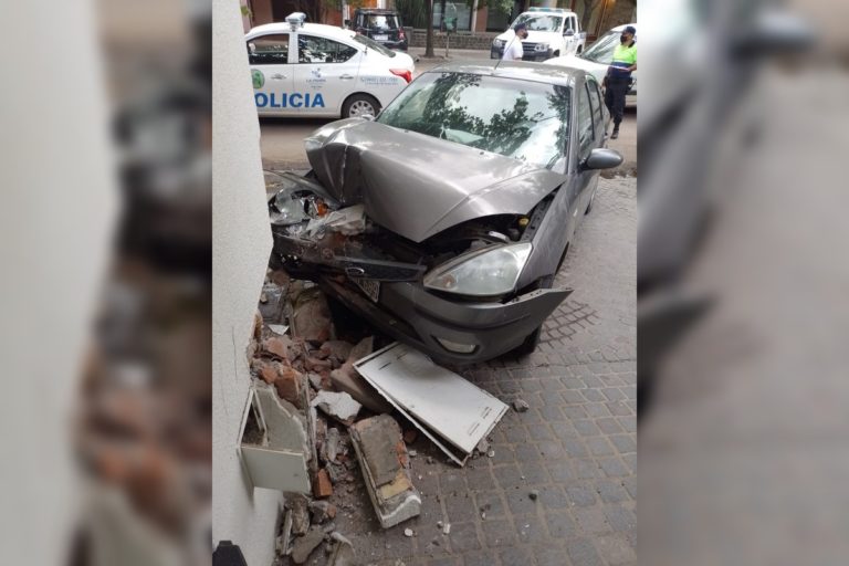 A plena luz del día perdió el control del auto y terminó chocando contra una vivienda