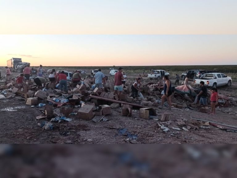 Vecinos se llevaron la mercadería que llevaba el camión que volcó ayer en la Ruta 20