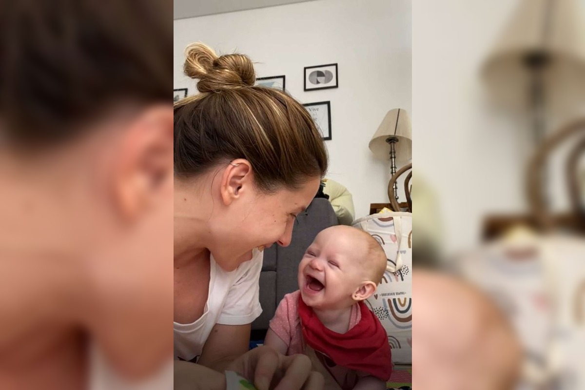 El video viral de una beba y su tía de pampeana que estalla a carcajadas cuando le lee un cuento