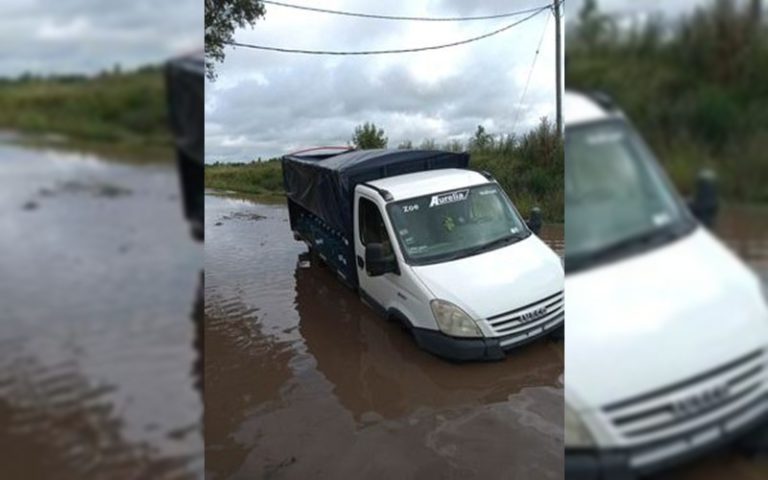 Intensas lluvias en General Pico: “Entre ayer y hoy es el sexto vehículo encajado en calle 428 y 417”