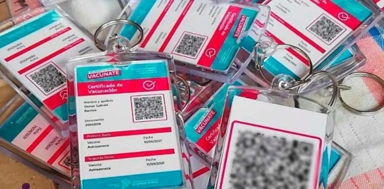 El nuevo rebusque de la pandemia: en el GBA ya venden llaveros con pase sanitario