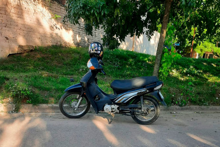 Un motociclista cayó sobre la cinta asfáltica en calle 500 tras intentar esquivar un perro