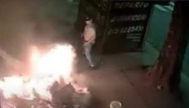 Pompeya: una mujer prendió fuego a un indigente mientras dormía en la calle y quedó todo registrado en una cámara de seguridad