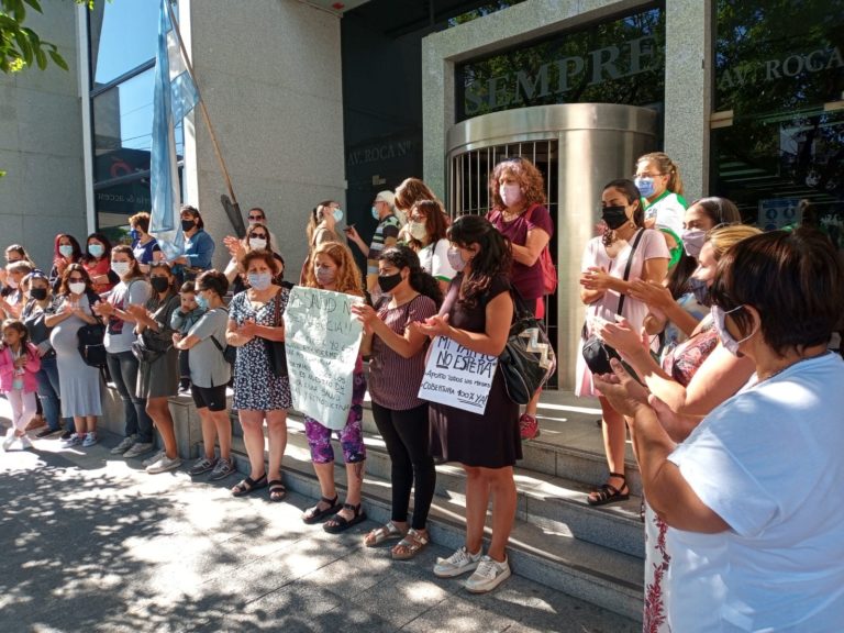 Conflicto con ginecólogos: Mujeres protestaron en la puerta de SEMPRE de Santa Rosa por el fin de los reintegros
