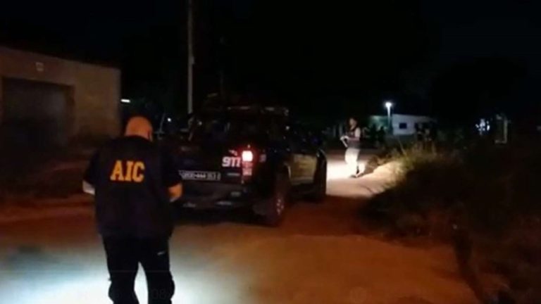 Santa Fe: Un chico de 15 años defendió a su novia en un asalto y degolló a un ladrón; se entregó a la Policía acompañado por su papá