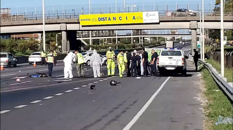 “Motochorros” escapaban en contramano por el acceso Oeste y chocaron contra un auto: Uno murió y el otro está grave