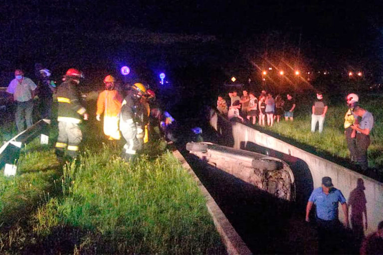 Perdió el control del vehículo y cayó dentro de un desagüe