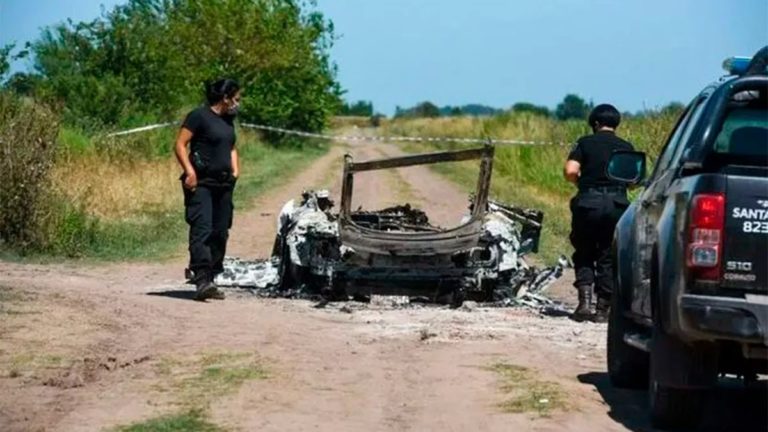 Triple crimen en Rosario: Matan a una familia e incendian su auto con la mujer adentro