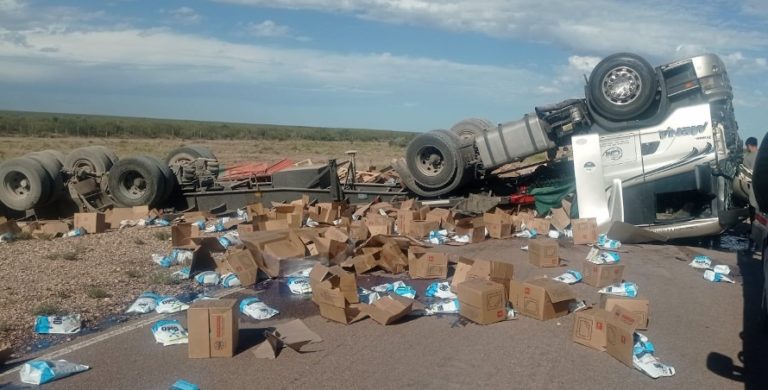 Un camión cargado de mercadería volcó en la Ruta 20: El conductor sufrió heridas leves
