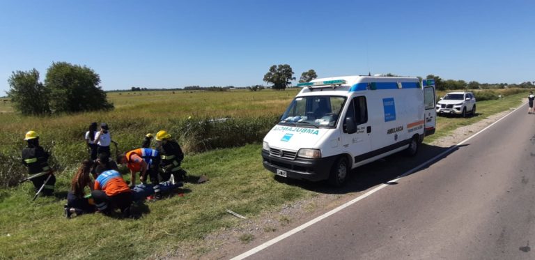 Tarde accidentada: Volcó un auto a 3 km de General Pico