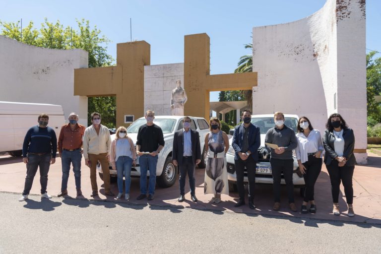 Entregaron dos vehículos 0 kilómetro a la Escuela Hogar Nº 157 de Puelén