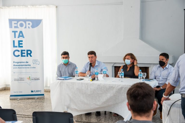 Gobierno entregó actas de protección de vivienda y dictó capacitación en Colonia Barón
