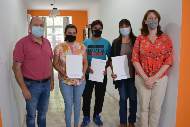 El Gobierno entregó créditos a productores y emprendedores en Pichi Huinca