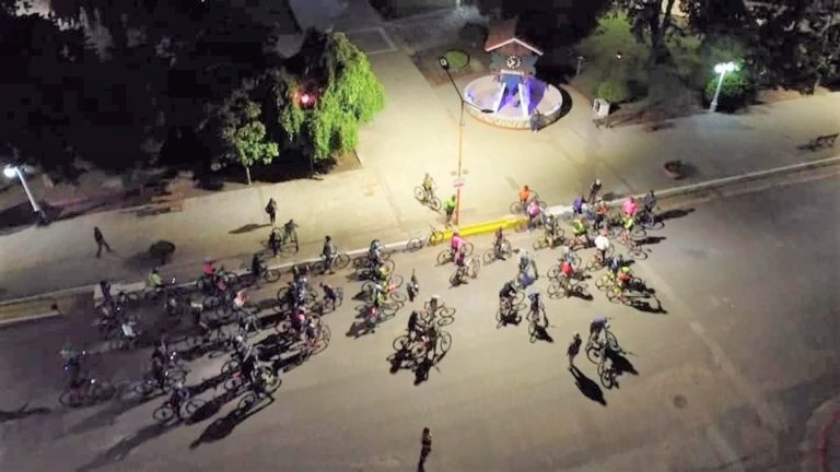 Ciclistas realizaron el primer encuentro nocturno de recorrida por Eduardo Castex