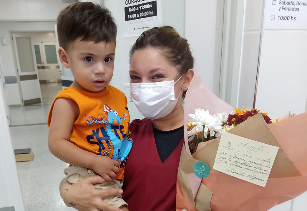 Pequeño niño le llevó un ramo de flores a la enfermera que le salvó la vida