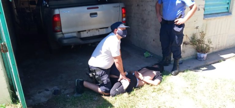 Persecución y demora de dos personas por el robo de una camioneta