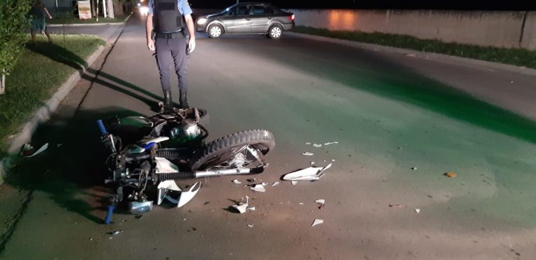 Motociclista sufrió fractura de tobillo tras colisionar con una camioneta estacionada