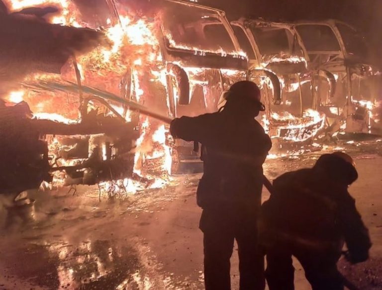 Córdoba: se quemaron 34 colectivos de la empresa Flecha Bus