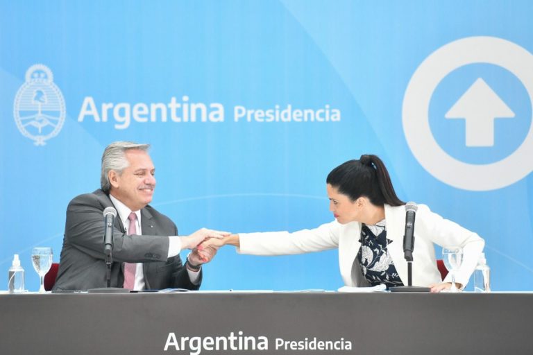 Alberto Fernández y Luana Volnovich presentaron un nuevo modelo de atención en PAMI
