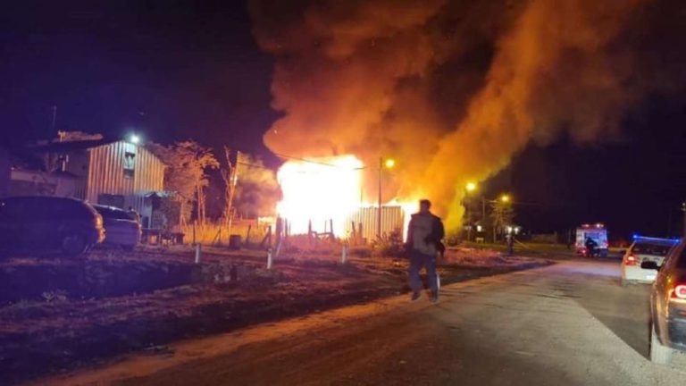 Los padres salieron a despedir a un amigo, se les incendió la casa y murieron sus tres hijos
