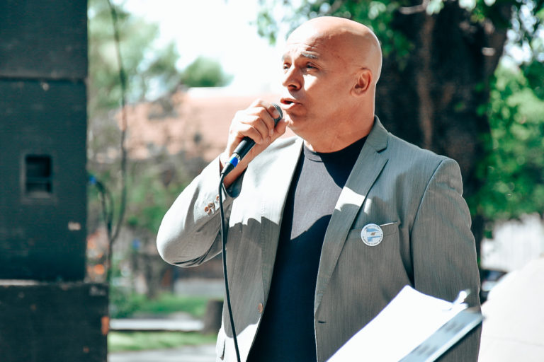 Fabio Santana, el ex combatiente que cantó el himno en General Pico ahora lo hará el partido de Argentina-Colombia