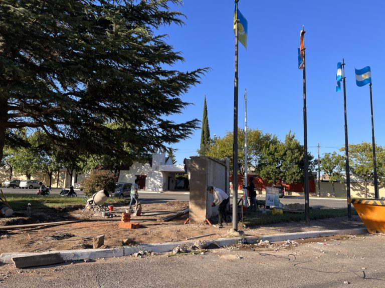 Comenzó la puesta en valor de la plazoleta en el monumento a los caídos de Malvinas