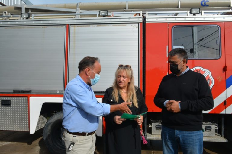 Bomberos de La Adela podrán comprar una pinza multipropósito por un aporte del Gobierno