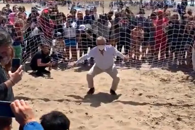 Video: Alberto Fernández hizo de arquero en un picado en la playa y terminó en la arena