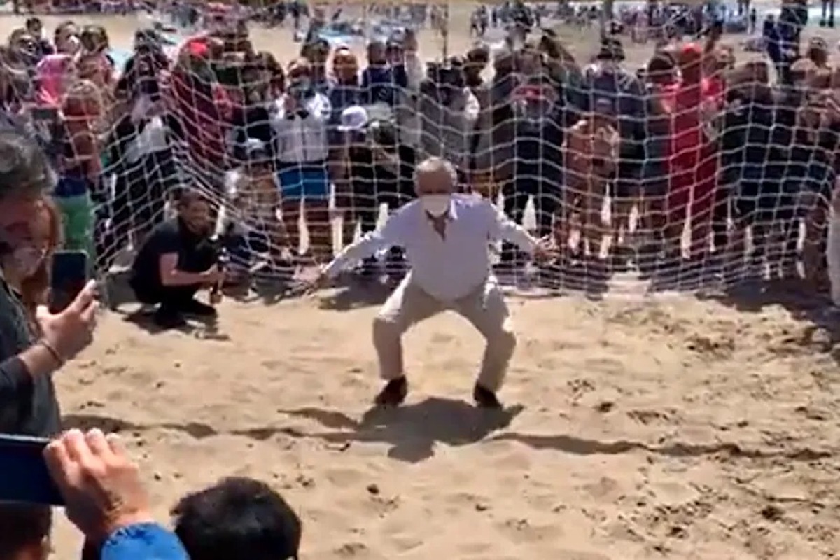 Video: Alberto Fernández hizo de arquero en un picado en la playa y terminó en la arena