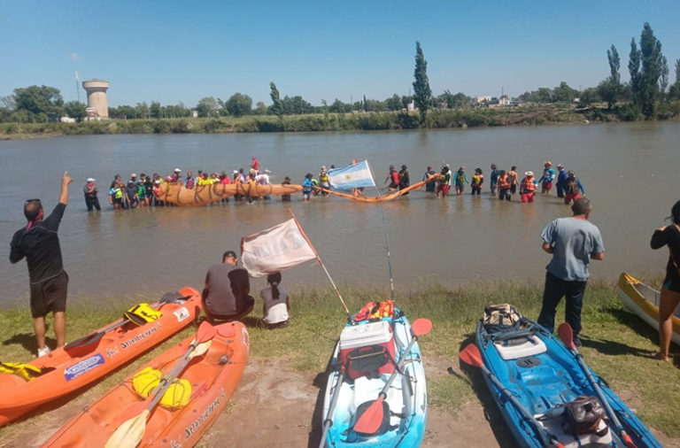 Más de 70 vecinos participaron de la travesía por el río Colorado bajo el mensaje “No a Portezuelo en manos de Mendoza”