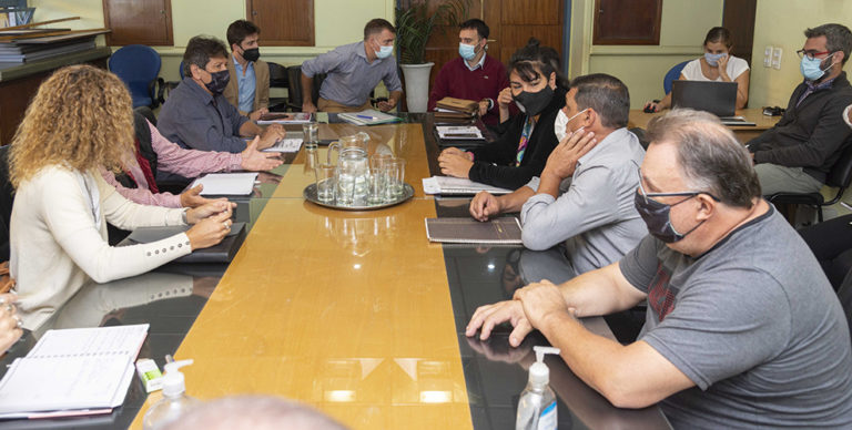 La reunión por paritarias de los estatales será este viernes: “Cláusula gatillo mensual y ningún sueldo por debajo de la línea de la pobreza” piden desde la Intersindical