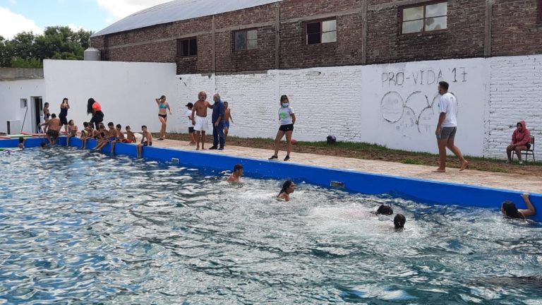 Con pileta reacondicionada, unos 75 niños disfrutan del Pro Vida en Metileo