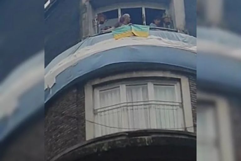 La vecina de arriba de Cristina Kirchner le colgó una bandera casera de Ucrania