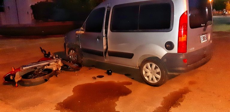 Fuerte choque en calle 116 y 15: Joven motociclista de 22 años sufrió una fractura y tuvo que ser hospitalizado